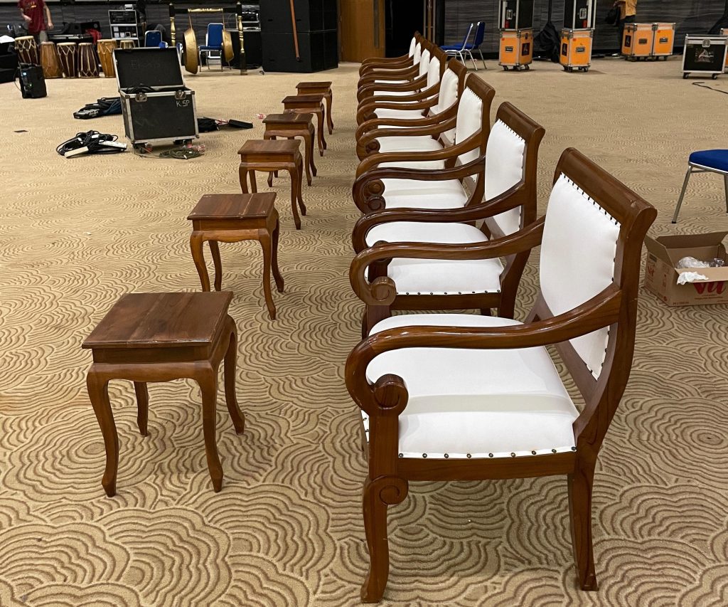 Sewa Meja Sudut Kayu Bekasi