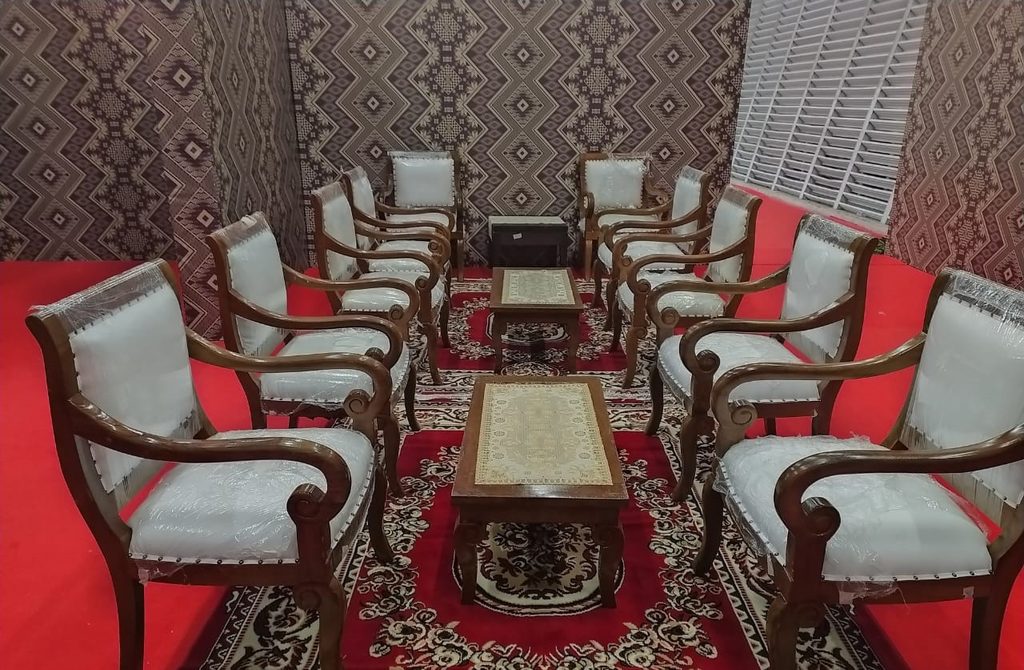 sewa kursi kayu vip/kursi jokowi