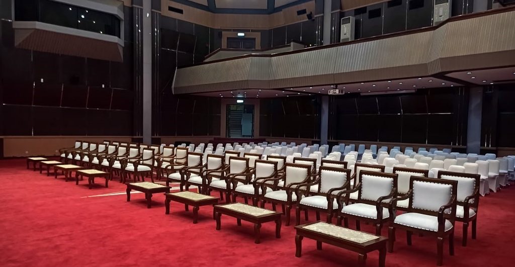 sewa kursi kayu vip/kursi jokowi