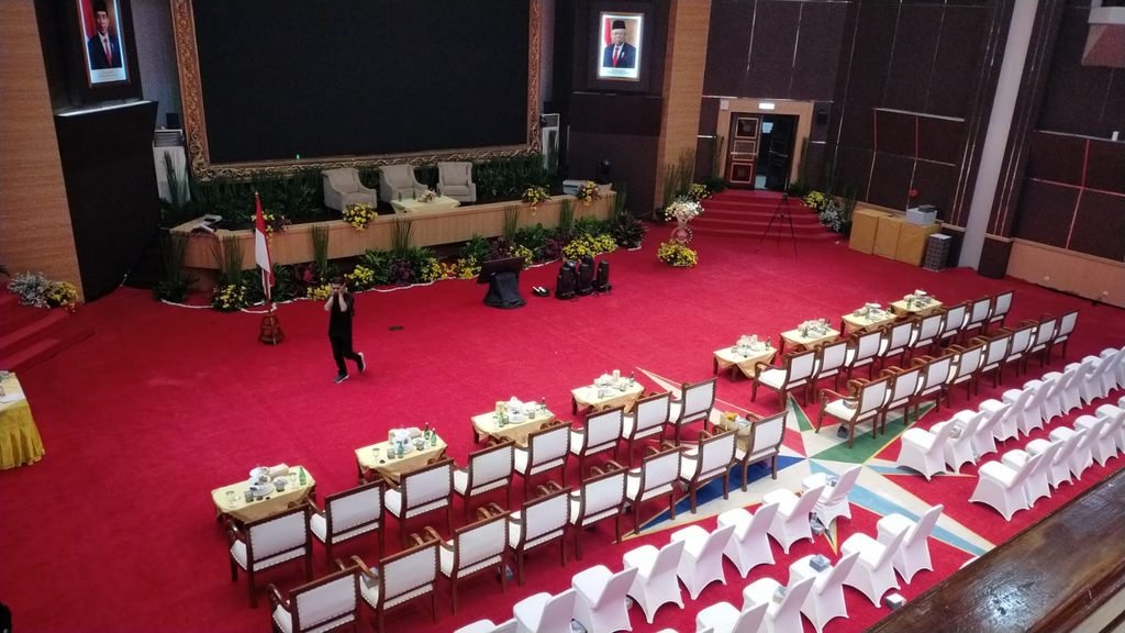 sewa kursi kayu vip/kursi jokowi