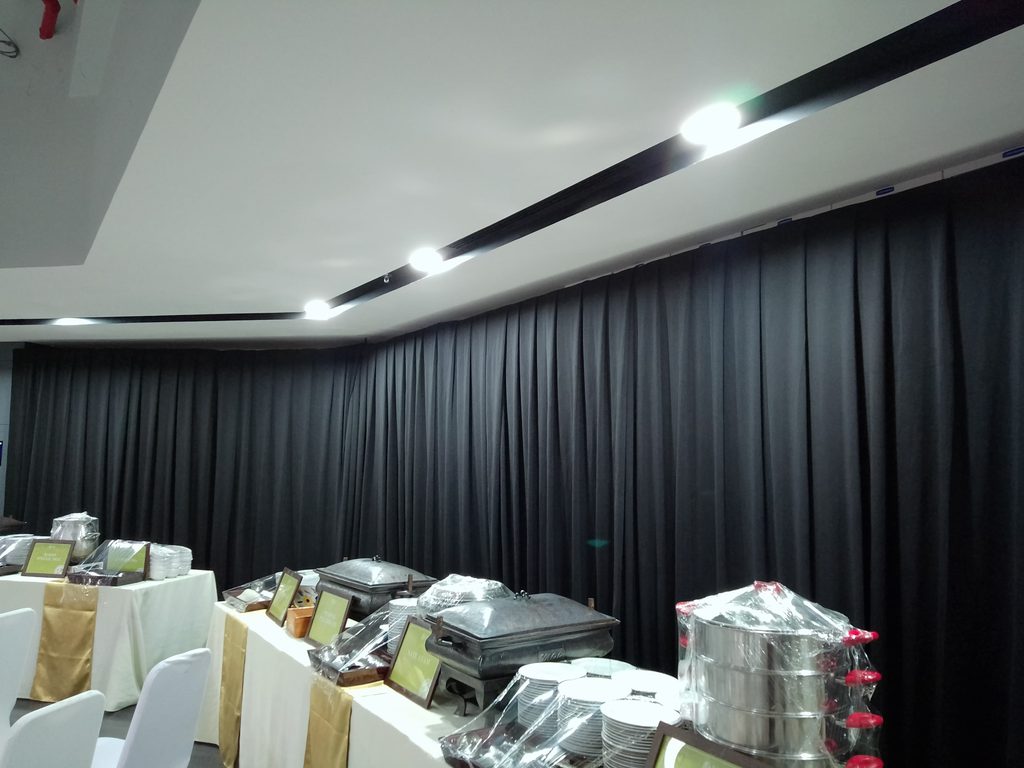 sewa kain tirai hitam event-