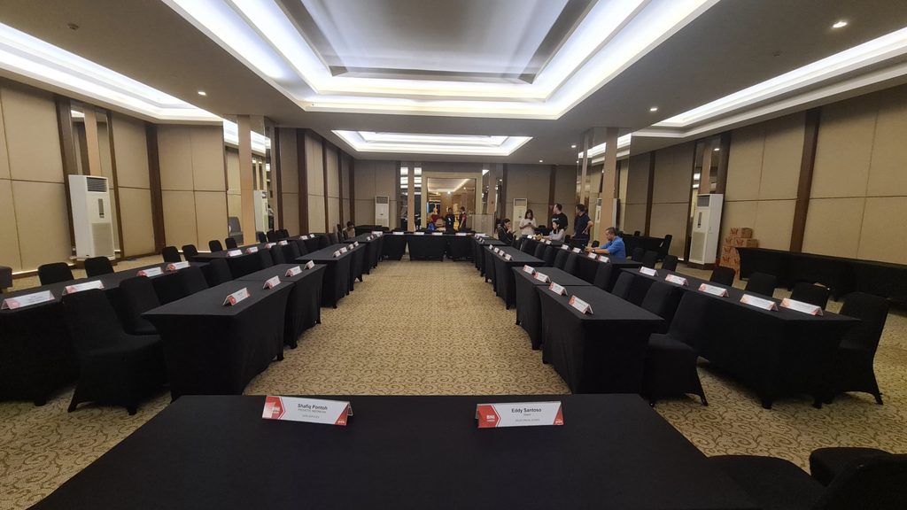 Sewa Meja Kotak Jakarta Barat