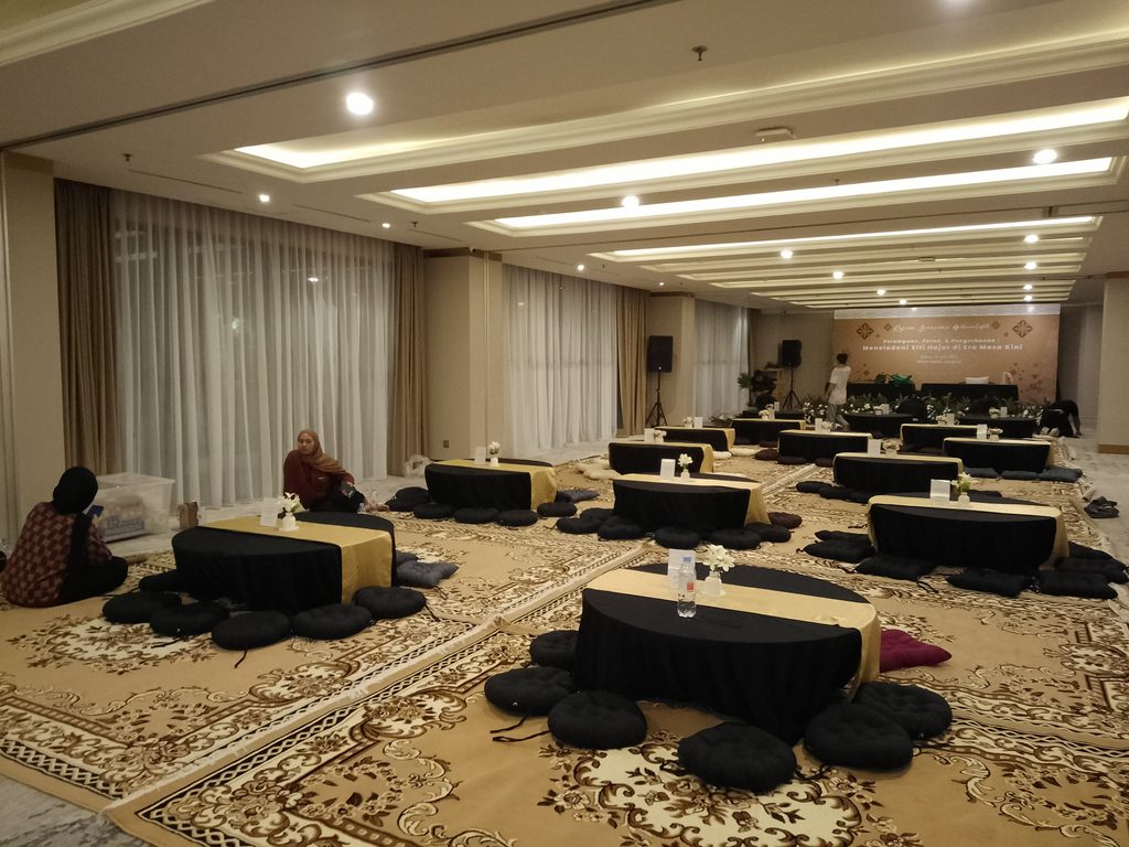 Sewa Meja Lesehan Jakarta Barat
