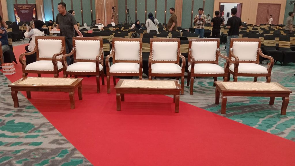 sewa kursi kayu vip/kursi jokowi